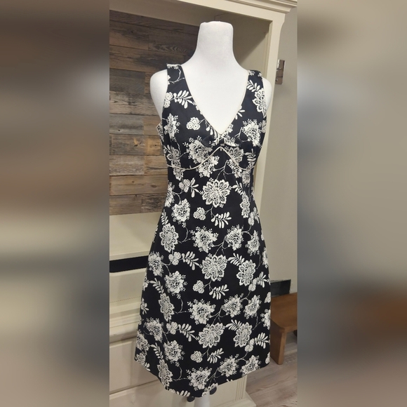 Sigrid Olsen Black & White Floral Sleeveless V-Neck Mini Sundress With A Bow Tie - Picture 6 of 7